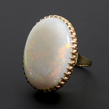 Ring mit großem Vollopal.  

 
 

Ringschiene Gelb