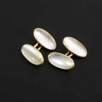 镶有月光石的黄金袖扣。  
 

 
  
 

 每枚均刻有
14K（K, 585）印记。 每枚袖