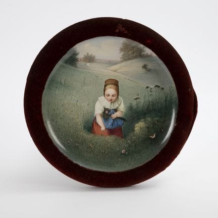 Assiette avec motif enfantin. Helena Wolfsohn.  
 
