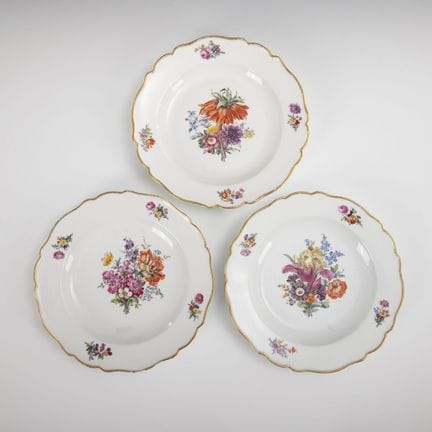 3 piatti barocchi con motivi floreali. Meissen.  
