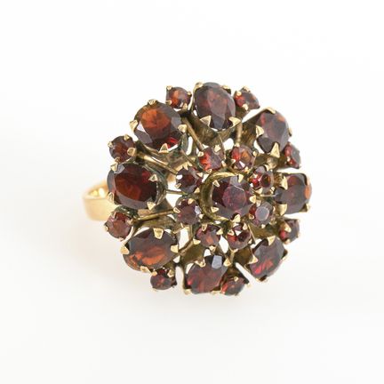 Anello con incastonature di granati.  
 

 
  
 

