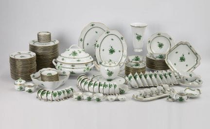 非常齐全的“阿波尼”（Apponyi）餐具、摩卡咖啡具及茶具套装。 赫伦德（Herend）。  
 