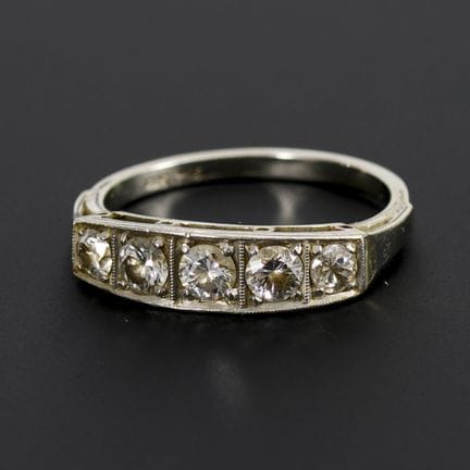Art déco-Ring mit 5 Brillanten.  
 

 
  
 

 Weiß