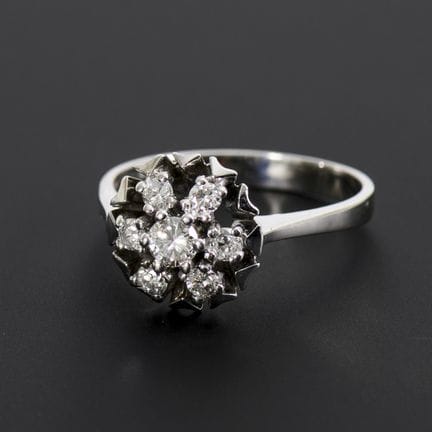 Anello in stile modernista con grappolo di brillan