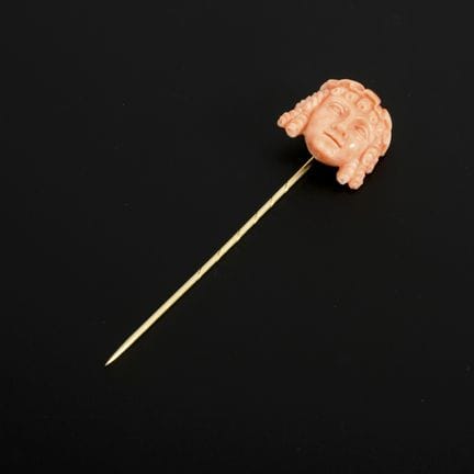 Nadel mit gräzisierender Korallenschnitzerei.  

 