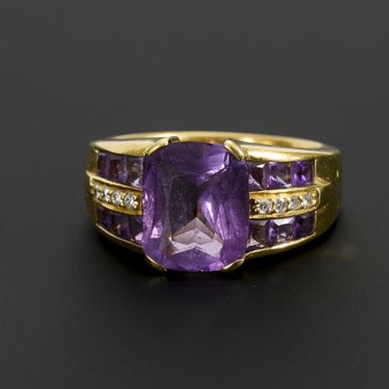 Großer Ring mit Amethysten und Brillanten.  
 

 
