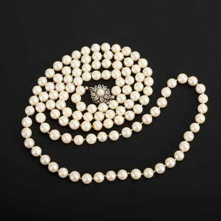 Collana di perle molto lunga.  
 

 
  
 

 La chi