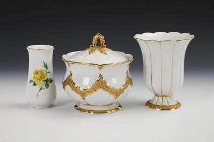 2 vases et 1 boîte. Meissen.  
 

 Marque « Schwer