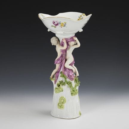Centrotavola barocco con amorini. Meissen.  
 

 M