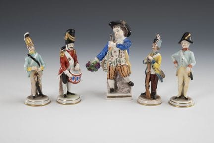 4 figurines de soldats et 1 jeune jardinier.  
 


