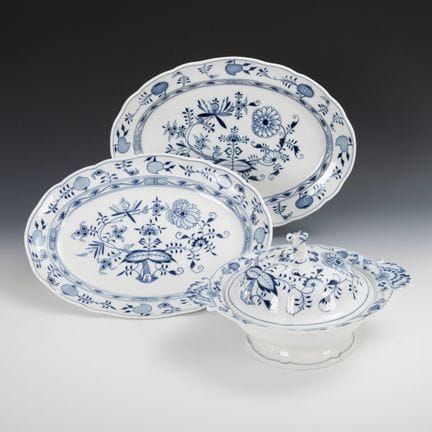 2块洋葱纹盘和1个带盖碗。迈森。  

“Knaufschwerter”系列，1888年前、1888