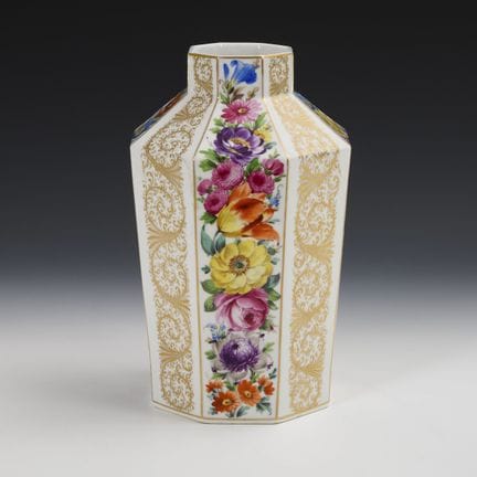 Vase décoré de fleurs. Hutschenreuther.  
 

 Marq