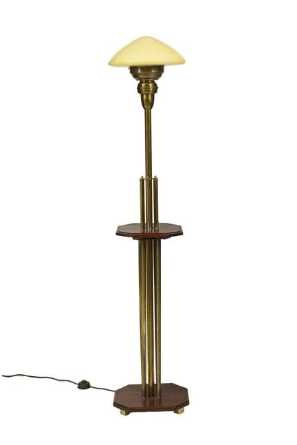 Lampe sur pied de style Art déco.  
 

 XXe siècle