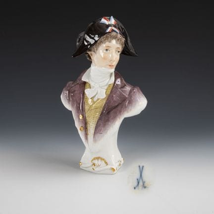 Rare buste en costume. Meissen.  

Épées à pommeau