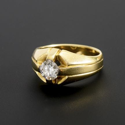 Ring mit großem Brillantsolitär.  

 
 

Gelbgold 