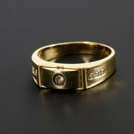 Ring mit Brillanten.  
 

 
  
 

 Gelbgold 750 ge