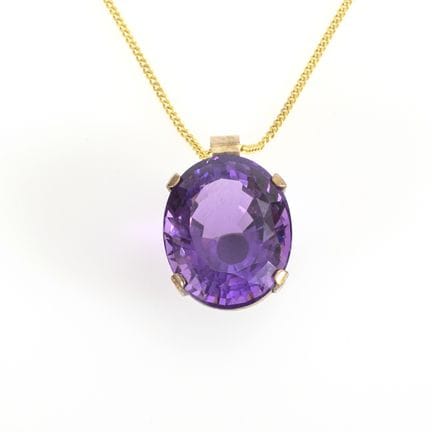 Amethyst-Anhänger an Kette.  
 

 
  
 

 Anhänger