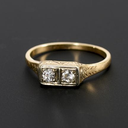 Art déco-Ring mit 2 Altschliff-Brillanten.  

 
 
