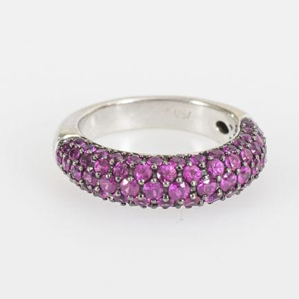 Anello con pietre colorate rosse incastonate a pav