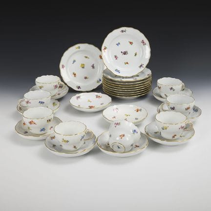 8套饰有散花图案的餐具。迈森。  

以“球头剑”纹样为主，1850年至1918年间制作，一级品。
