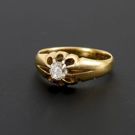 Sehr kleiner Ring mit großem Altschliff-Solitär.  