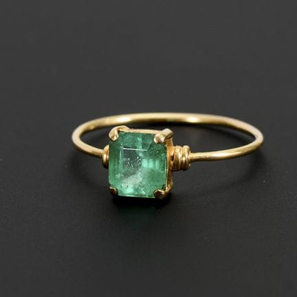 Zarter Ring mit grünem Farbstein, wohl Smaragd.  
