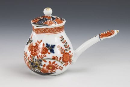 Bricco con manico e motivo a tavolini. Meissen.  
