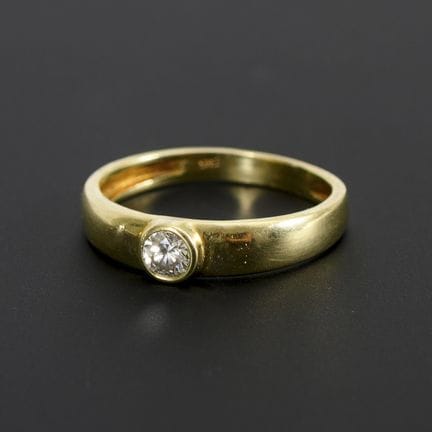 Ring mit Brillantsolitär.  
 

 
  
 

 Gelbgold 5