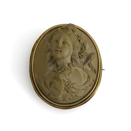 Historische Brosche mit Lavastein-Kamee.  

 
 

D