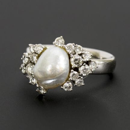 Anello con perla barocca e brillanti.  
 

 
  
 
