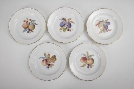 5只饰有水果图案的盘子。迈森。  
 

 克瑙夫施韦特，1850年后至1924年，一级品。 
  