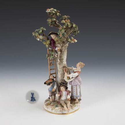 "Raccolta delle mele". Meissen.  

Spade con pomel