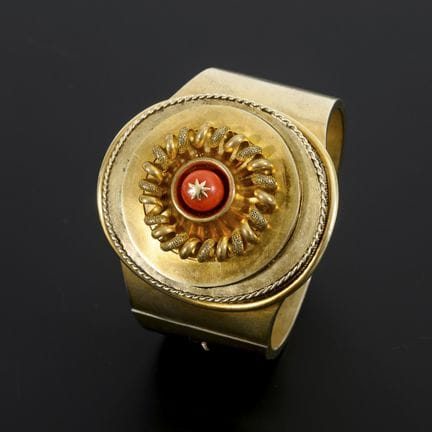 Historischer Armreif mit Korallenperle.  

 
 

Si