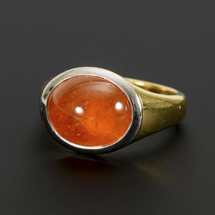 Anello con grande cabochon di granato mandarino.  