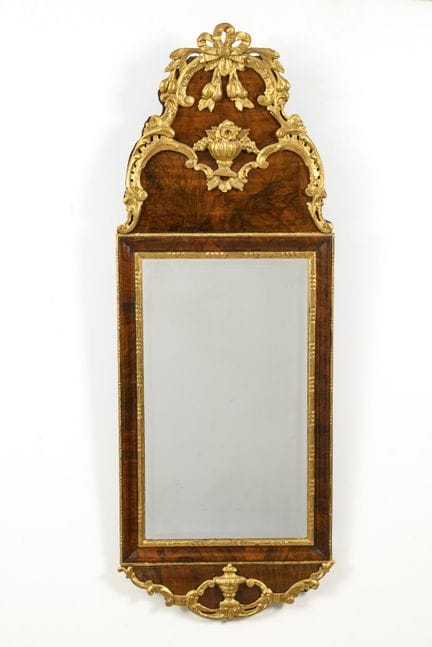 Miroir en acajou richement décoré.  
 

 XIXe sièc
