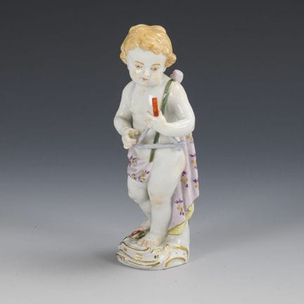Putto con triangolo. Meissen.  
 

 Marchio a form