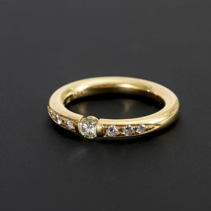 Ring mit Brillanten.  
 

 
  
 

 Gelbgold 585 ge