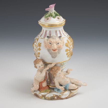 Vaso da pot-pourri con putti e mascheroni di fauni