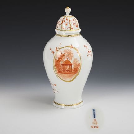 Vase à couvercle décoré de peintures rouge corail.