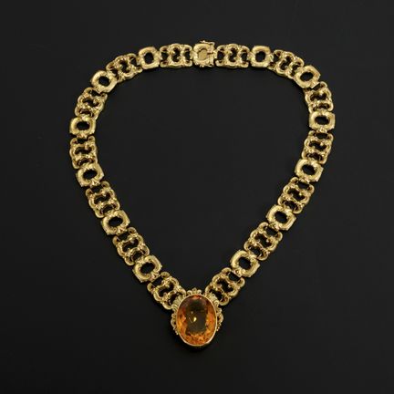 Collana con una grande pietra colorata arancione, 