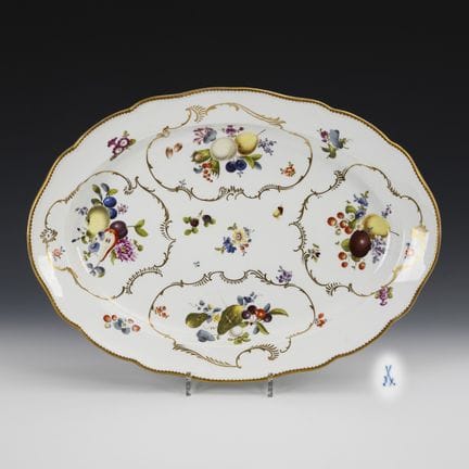 Grande piatto con motivi fruttati. Meissen.  
 

 