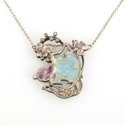 Jugendstil-Anhänger an moderner Kette.  

 
 

Die