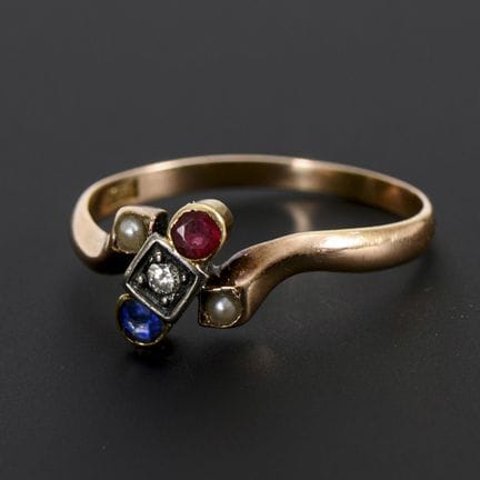 Jugendstil-Ring mit einfallsreichem Besatz.  
 

 