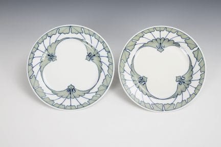 Paire d'assiettes Art nouveau « motif ailé ». Meis