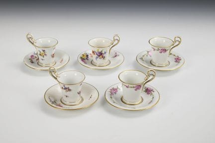 5只饰有花卉图案的摩卡杯。迈森。  
 

 球头剑，1850年至1924年间，一级品。 
  
 
