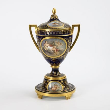 Vase à couvercle de style viennois. Pirkenhammer. 