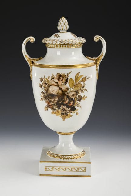Deckelvase mit Blumenmalerei. Fürstenberg.  
 

 F