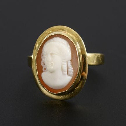 Anello con cammeo in conchiglia.  
 

 
  
 

 Oro