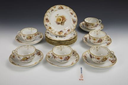 6件软彩绘茶具套装。柏林皇家瓷器厂（KPM）。| 更新
 

 权杖标志与红色帝国苹果，20世纪上半