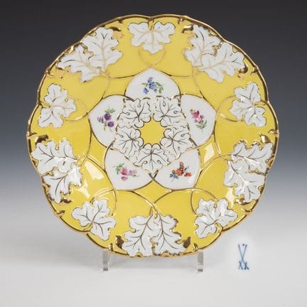 Ciotola decorativa con fondo giallo. Meissen.  
 
